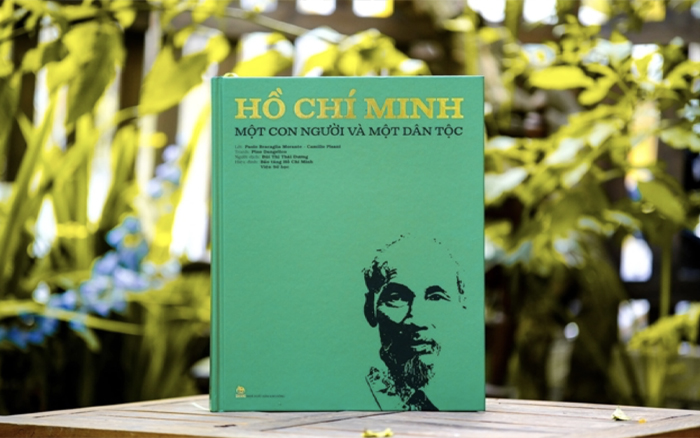 หนังสือภาษาอิตาลีเกี่ยวกับประธานาธิบดีโฮจิมินห์ที่ตีพิมพ์ในภาษาเวียดนาม