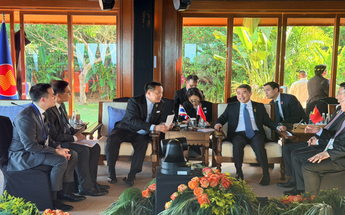 รองนายกรัฐมนตรีและรัฐมนตรีว่าการกระทรวงการต่างประเทศเข้าร่วมการหารือทวิภาคีระหว่างนายกรัฐมนตรีกับนายกรัฐมนตรีสาธารณรัฐสังคมนิยมเวียดนาม ในห้วงการประชุมสุดยอดอาเซียน ครั้งที่ 48 ที่เมืองเซบู สาธารณรัฐฟิลิปปินส์