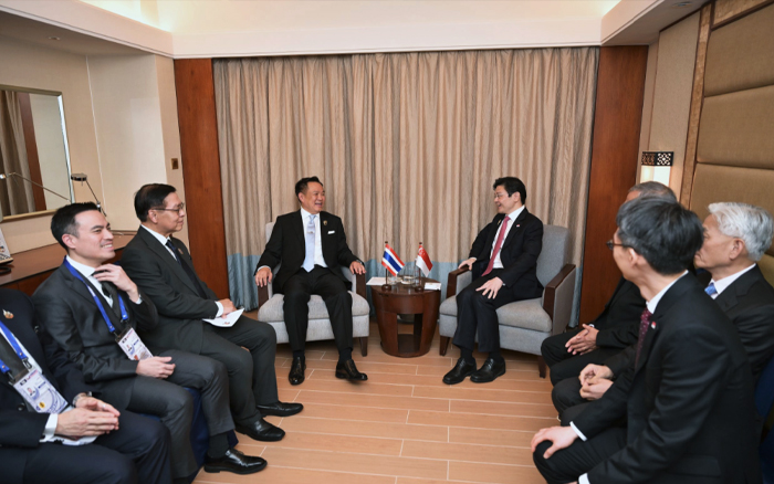 รองนายกรัฐมนตรีและรัฐมนตรีว่าการกระทรวงการต่างประเทศเข้าร่วมการหารือทวิภาคีระหว่างนายกรัฐมนตรีกับนายกรัฐมนตรีสาธารณรัฐสิงคโปร์ ในช่วงการประชุมสุดยอดอาเซียน ครั้งที่ 48 ที่เมืองเซบู สาธารณรัฐฟิลิปปินส์