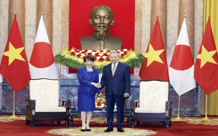 ผู้นําสูงสุดได้รับนายกรัฐมนตรีญี่ปุ่นในฮานอย