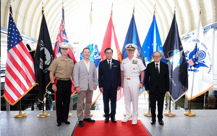 รองนายกรัฐมนตรีและรัฐมนตรีว่าการกระทรวงการต่างประเทศ เยี่ยมฐานทัพร่วม Pearl Harbor-Hickam และวางพวงมาลาที่อนุสรณ์สถานเรือรบ USS Arizona ในโอกาสการเดินทางเยือนรัฐฮาวาย สหรัฐฯ