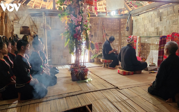 The Xinh Mun: ชีวิตและประเพณีกลางทางบนภูเขา