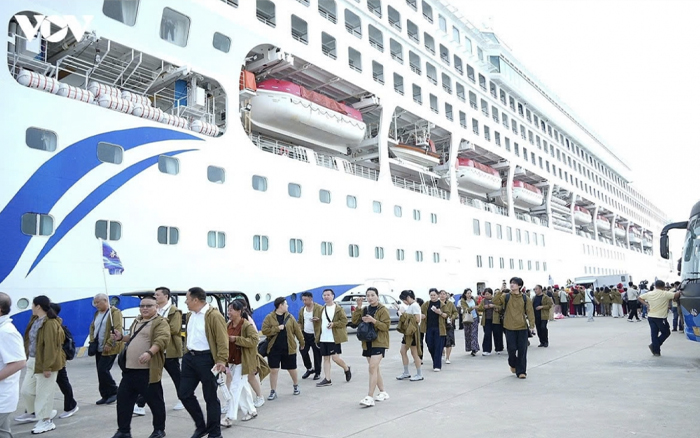 กว๋างนิงต้อนรับนักท่องเที่ยวชาวจีนล่องเรือกว่า 2,300 คน