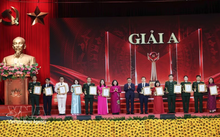 พิธีมอบรางวัลสําหรับการประกวดการเขียนอุดมการณ์ของพรรคที่หก