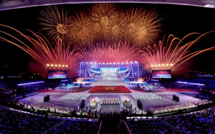 ฮานอยจัดโปรแกรมศิลปะขนาดใหญ่สําหรับวันวัฒนธรรมเวียดนามโดยมีผู้ชม 50,000 คน