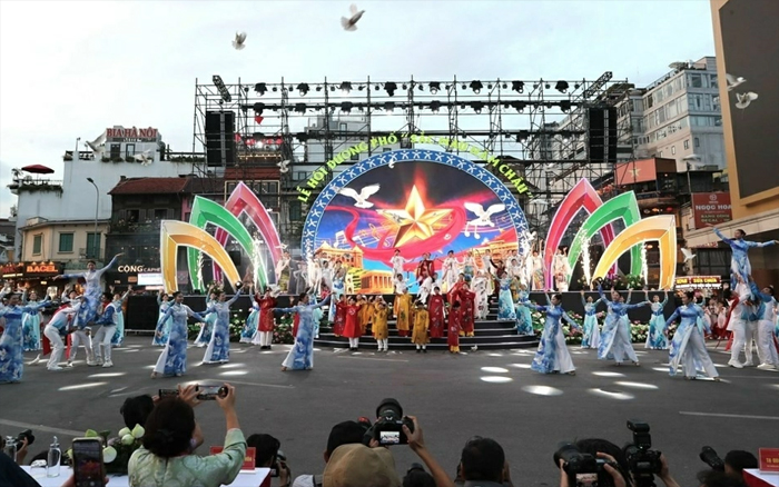 สีสันสดใสจากทั่วโลกเปล่งประกายอย่างสดใสในภูมิทัศน์ของฮานอย