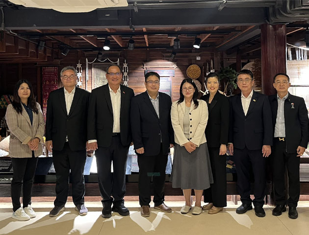 คณะอนุกรรมการสมาคมมิตรภาพไทย-เวียดนาม เข้าเยี่ยมชมศูนย์เวียดนามศึกษา, ศูนย์ออกแบบสร้างสรรค์ผ้าและสิ่งทอ มหาวิทยาลัยราชภัฏอุดรธานี