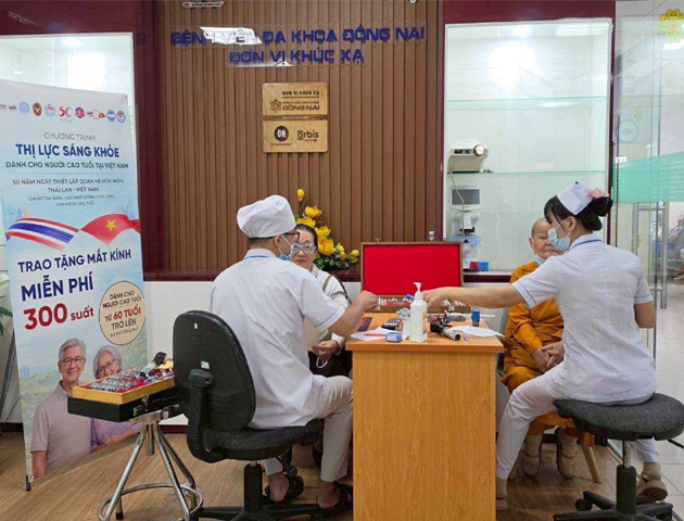 โครงการส่งเสริมความร่วมมือด้านสาธารณสุข สมาคมมิตรภาพไทย-เวียดนาม มอบแว่นสายตาให้ผู้สูงอายุ 60 ปี ขึ้นไป ในพื้นที่จังหวัดด่งนาย